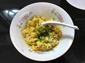 放入适量香葱碎拌匀。