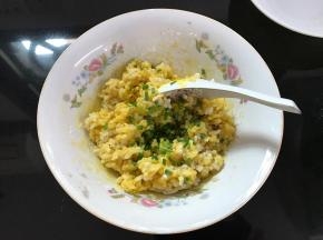 放入适量香葱碎拌匀。