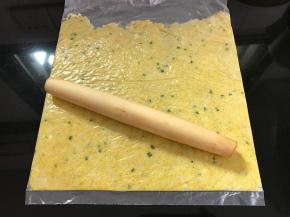 用擀面杖擀成薄片。