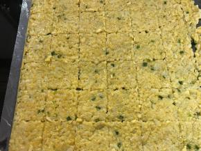 用刀切成小块。