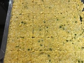 用刀切成小块。