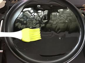 烤盘中倒入油刷匀。