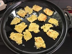 煎至两面金黄即可。