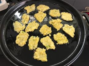 放入切好的米饭片。