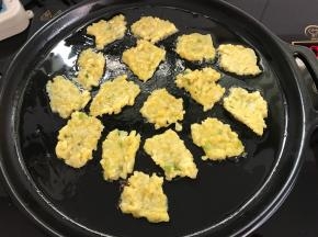 放入切好的米饭片。