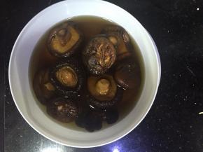 鸡买来先处理好洗净，斩成小块，香菇先用水浸泡软