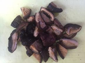 泡软的香菇切成小块，将姜，料酒，盐，生抽，耗油，淀粉混合均匀