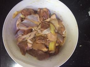 将调好的调料倒入鸡肉里面，搅拌均匀，腌制20分钟