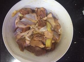将调好的调料倒入鸡肉里面，搅拌均匀，腌制20分钟