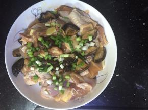 将腌好的鸡肉摆入盘中，放上葱花