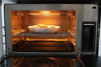 西屋蒸汽烤箱，调好纯蒸功能，先提前预热115度5分钟，等听到嗡嗡嗡声，放入烤肉把盘子放在烤网上，纯蒸20分钟