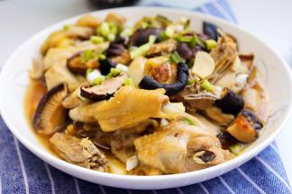 在蒸汽烤箱里蒸食物没有什么太高要求，所以时间到了就可以拿出来，蒸好的鸡肉很滑嫩