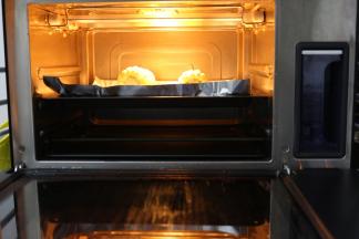 西屋蒸汽烤箱先预热纯蒸功能115度3分钟，预热好后玉米放入烤箱中层纯蒸功能115度5分钟