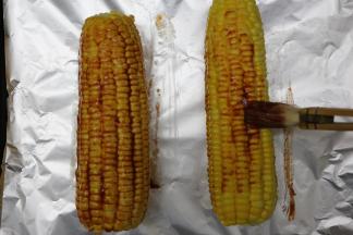 接着在玉米表面均匀的刷上一层蜜汁烤肉酱