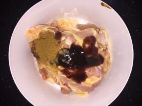 将大鸡腿去骨后洗净控水后，放入一个大碗里，加入孜然粉、耗油