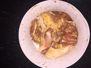 将所有的食材进行混合，按摩一会，让调料让鸡腿肉吸收，盖上保鲜膜腌制1小时左右