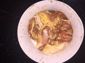 将所有的食材进行混合，按摩一会，让调料让鸡腿肉吸收，盖上保鲜膜腌制1小时左右