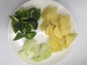 将土豆切成滚刀块，青椒，洋葱切成块