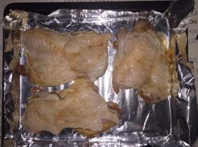 烤盘上先铺好锡纸，将腌制好的鸡腿肉平铺在烤盘上，表皮向上