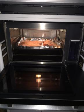 烤箱先预热好，180度5分钟，将鸡腿肉放入烤箱中层先烤15分钟