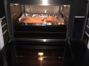 烤箱先预热好，180度5分钟，将鸡腿肉放入烤箱中层先烤15分钟