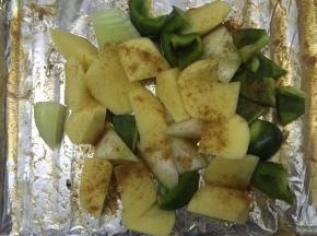 将烤盘放入烤箱的最底层，再和鸡腿肉一起烤15分钟