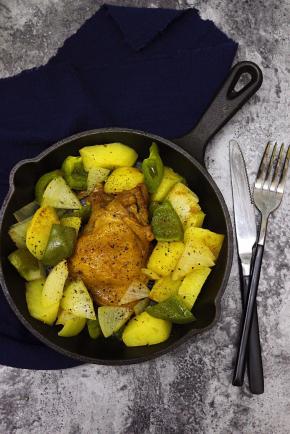 烤好之后装入盘里，表面再撒一些黑胡椒碎即可