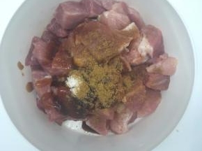 肉切成小薄粒，洗净放入碗里，倒入蚝油、孜然粉，