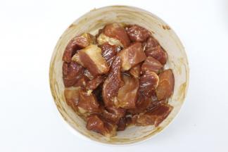 用搅拌均匀，放一边腌制至少1小时以上，当然久点更入味