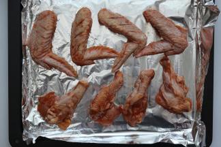 先在烤盘放上锡纸，再放上鸡翅分别刷上油