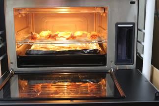 再拿出来翻面放到烤架上，刷油，再烤15分钟，美味的鸡翅出炉