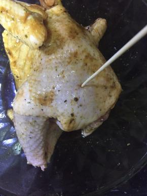 鸡洗净，去头，用剪刀剪开出来，用牙签在表面扎下，这样能腌得更人味