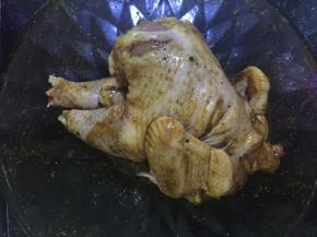 把调好的酱料淋上，再用手按摩几分钟即好，