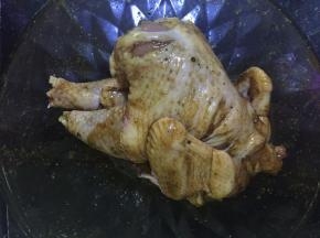 把调好的酱料淋上，再用手按摩几分钟即好，