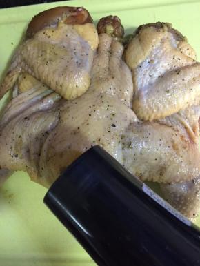 接下来是做脆皮鸡的关键要求，用厨房纸巾把鸡表面擦干，再挂起来风吹干表面大概需要2到3个小时，也可以用电吹风机的冷风吹干表面，这样能省时间