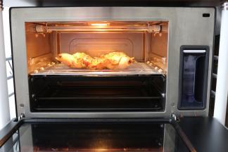 西屋蒸汽烤箱，上下火180度先预热5分钟，放入准备好的鸡，180度1小时，先烤里面那一面，烤25分钟