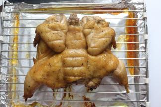 25分钟后，拿出来翻正面继续烤，烤35分钟