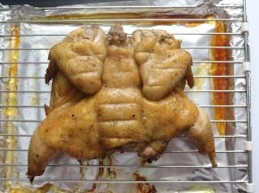 25分钟后，拿出来翻正面继续烤，烤35分钟
