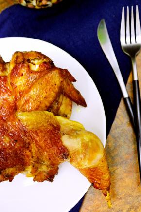 烘烤的最后5分钟-10分钟，要多注意看，避免上色太深烤焦了，时间到了就可以拿出来了，这样一只很诱口的脆皮鸡就出炉了