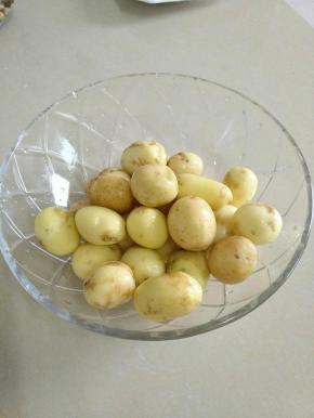 土豆洗净，放入锅中煮熟。