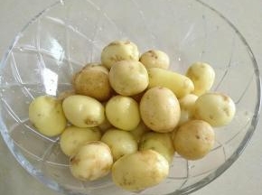 土豆洗净，放入锅中煮熟。