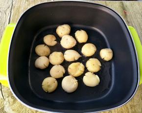 放入抹油的锅中