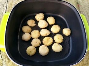 放入抹油的锅中