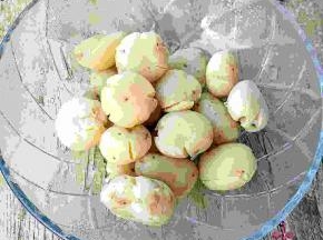 取出，用刀微微压扁