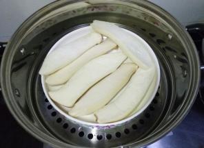 杏鲍菇洗干净，对半切开放入盘中，上锅蒸10分钟左右