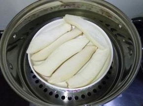 杏鲍菇洗干净，对半切开放入盘中，上锅蒸10分钟左右