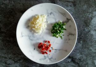 蒜切末，葱切碎，辣椒切碎