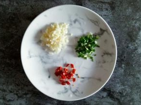 蒜切末，葱切碎，辣椒切碎