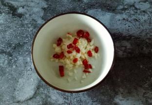 把蒜末和葱碎放入碗中