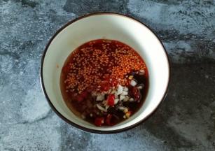 加入辣椒油2勺，料汁搅拌均匀备用